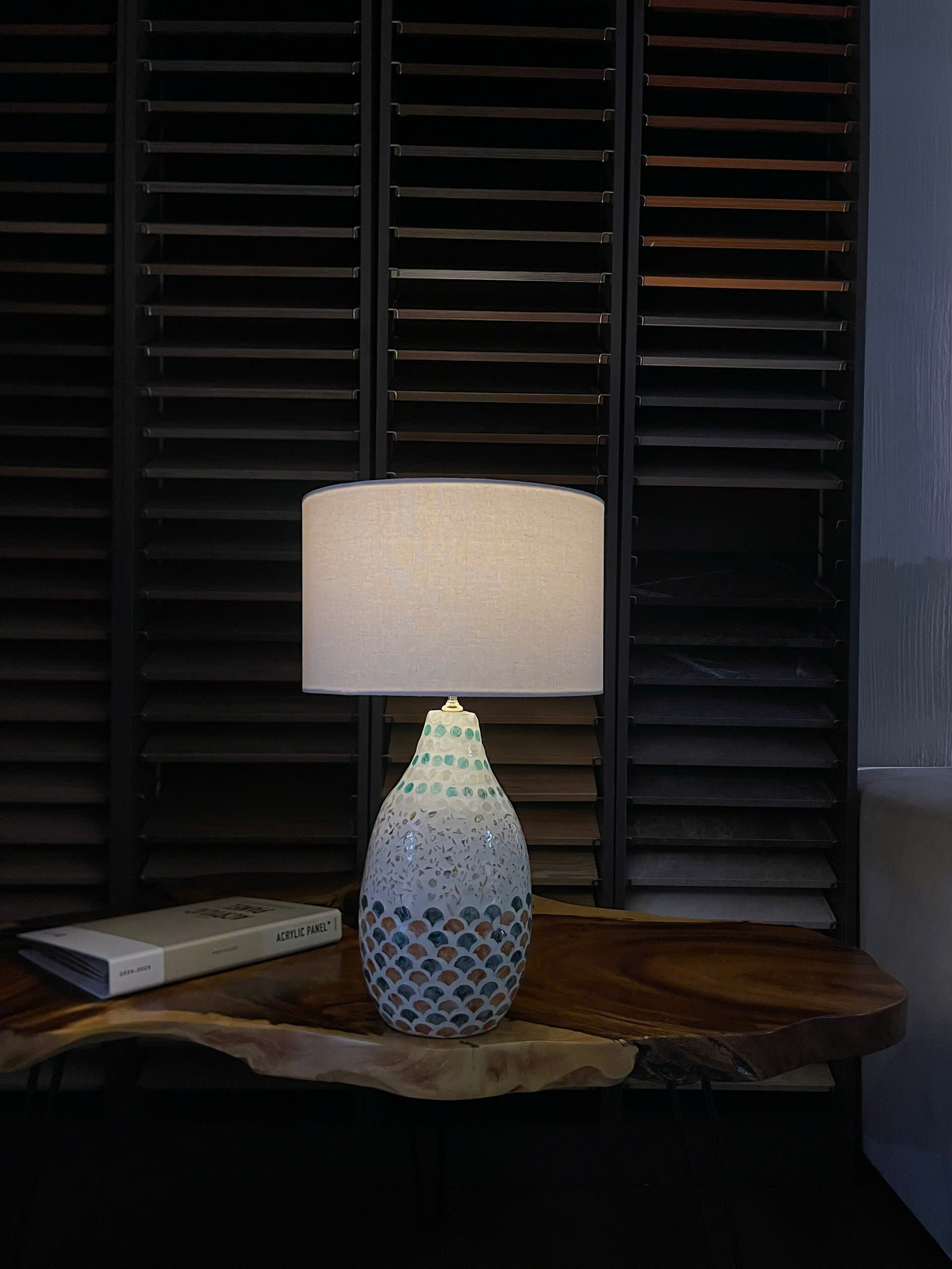 Medium Curved Mother-of-pearl Table Lamp